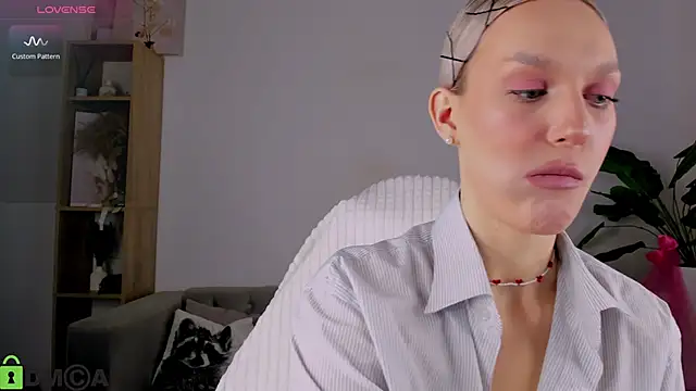 Ice Strawberry online show from 04.03.26