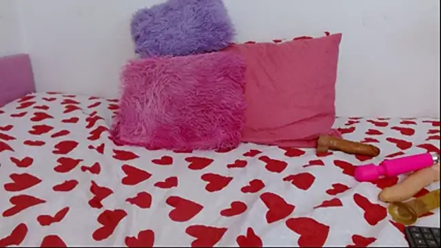 Snapshot of suzanhot_30 chatting on 11.26.25 suzanhot 30 online show from 11.26.25