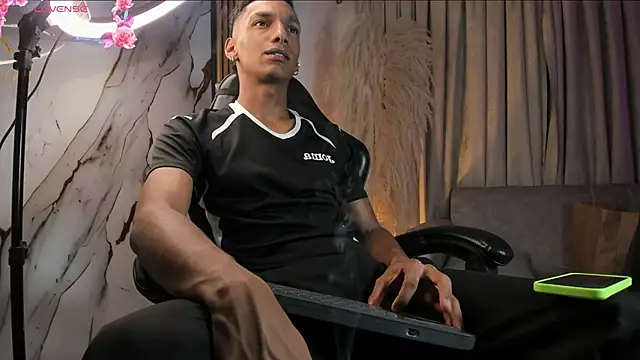 Snapshot of JulienSaint chatting on 02.14.26 JulienSaint online show from 02.14.26