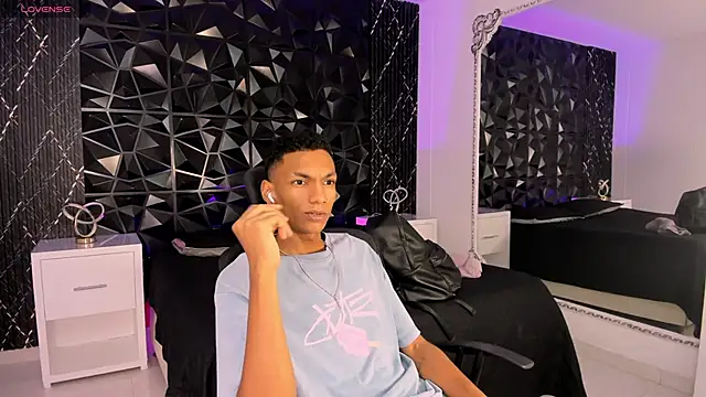 Snapshot of JulienSaint chatting on 02.19.26 JulienSaint online show from 02.19.26