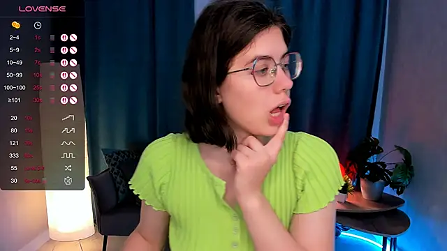 Snapshot of BellaCaress chatting on 10.03.25 BellaCaress online show from 10.03.25