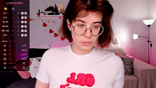 Snapshot of BellaCaress chatting on 11.29.25 BellaCaress online show from 11.29.25