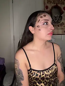 Snapshot of CharmingMaddie chatting on 12.18.25 CharmingMaddie online show from 12.18.25