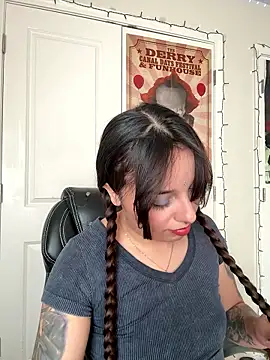 Snapshot of CharmingMaddie chatting on 01.11.26 CharmingMaddie online show from 01.11.26