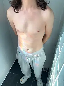 Snapshot of Frankieyyy1 chatting on 09.29.25 Frankieyyy1 online show from 09.29.25