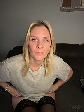 Lexi-Lux-X online show from 11.15.25