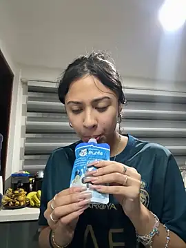 Snapshot of lynn9000 chatting on 11.19.25 lynn9000 online show from 11.19.25