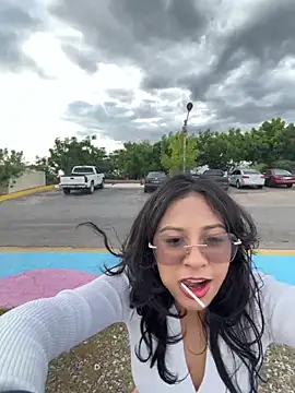 Snapshot of lynn9000 chatting on 12.04.25 lynn9000 online show from 12.04.25