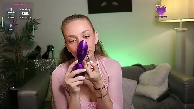 Snapshot of NovaHollisx chatting on 11.14.25 NovaHollisx online show from 11.14.25