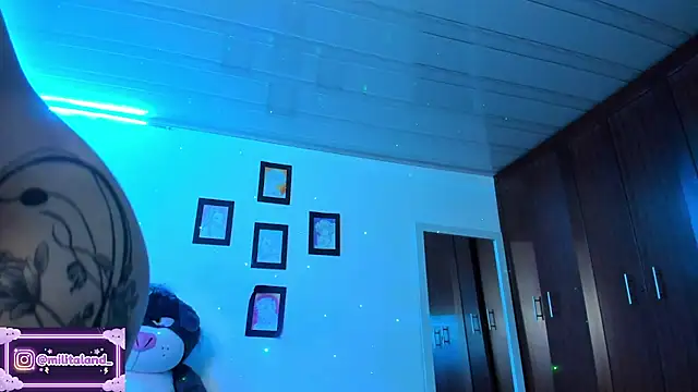 Snapshot of milita_houston chatting on 10.10.25 milita houston online show from 10.10.25