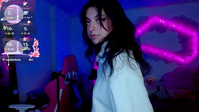 larah uwu online show from 10.27.25