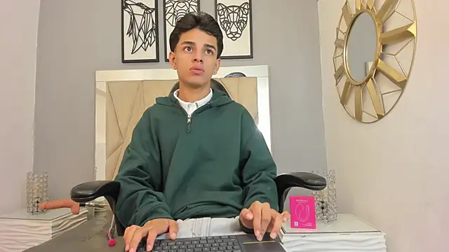 Snapshot of owen__johnson chatting on 10.24.25 owen johnson online show from 10.24.25