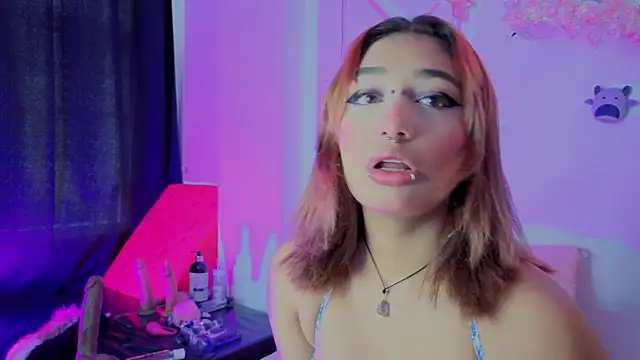 Snapshot of zoelight18 chatting on 10.14.25 zoelight18 online show from 10.14.25