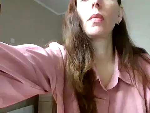 Snapshot of CandiCole chatting on 09.30.25 CandiCole online show from 09.30.25