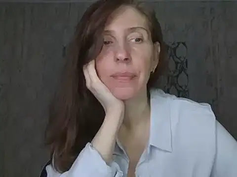 Snapshot of CandiCole chatting on 10.20.25 CandiCole online show from 10.20.25