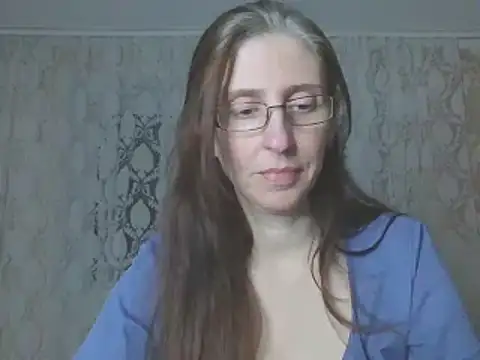 Snapshot of CandiCole chatting on 11.21.25 CandiCole online show from 11.21.25