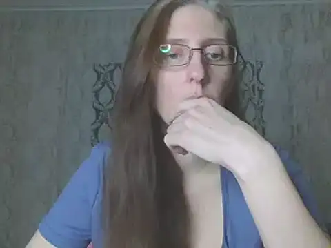 Snapshot of CandiCole chatting on 11.23.25 CandiCole online show from 11.23.25