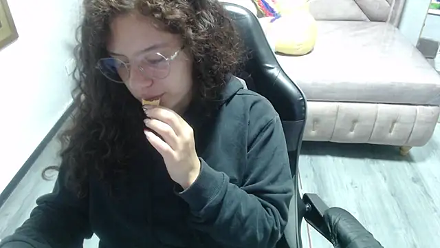 Snapshot of Velvet_Moon_V chatting on 11.04.25 Velvet Moon V online show from 11.04.25