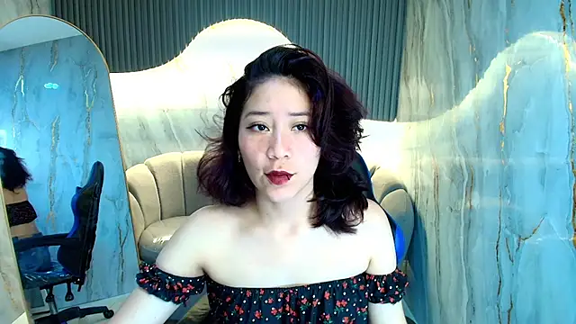 Snapshot of valentina_r_ chatting on 11.26.25 valentina r online show from 11.26.25