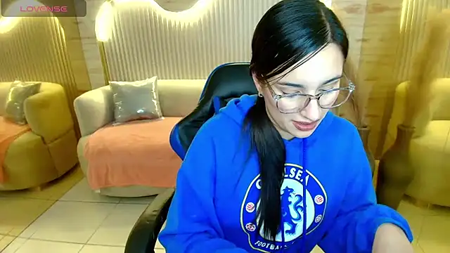 Snapshot of scarlettvixen_r chatting on 11.24.25 scarlettvixen r online show from 11.24.25