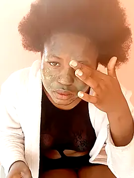 Snapshot of SweetHoney21_ chatting on 10.02.25 SweetHoney21 online show from 10.02.25