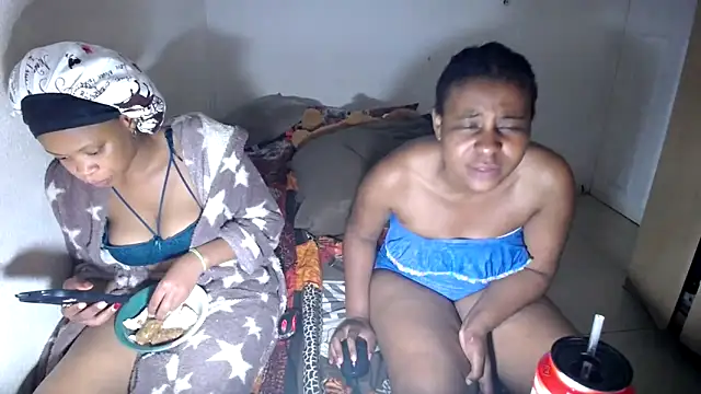 Snapshot of EbonyEssence chatting on 04.12.26 EbonyEssence online show from 04.12.26