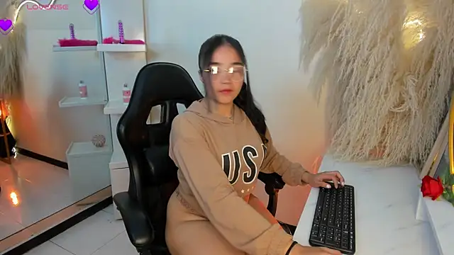 Snapshot of CamiJones chatting on 09.22.25 CamiJones online show from 09.22.25