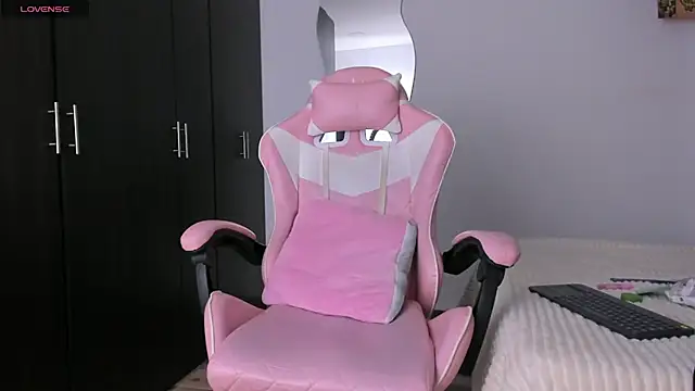 kendal hot01 online show from 04.07.26