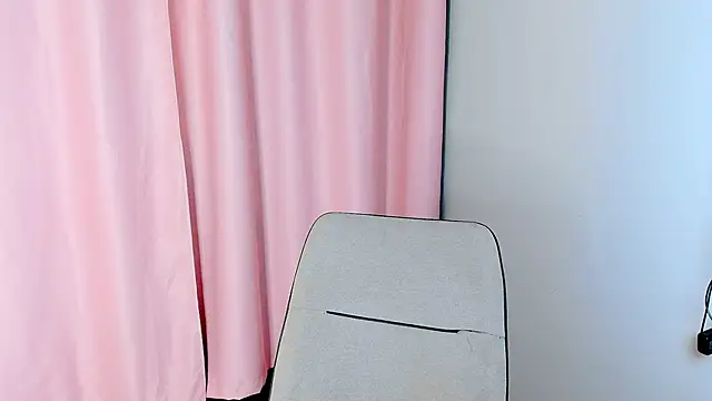 Snapshot of yoi_mika chatting on 10.04.25 yoi mika online show from 10.04.25