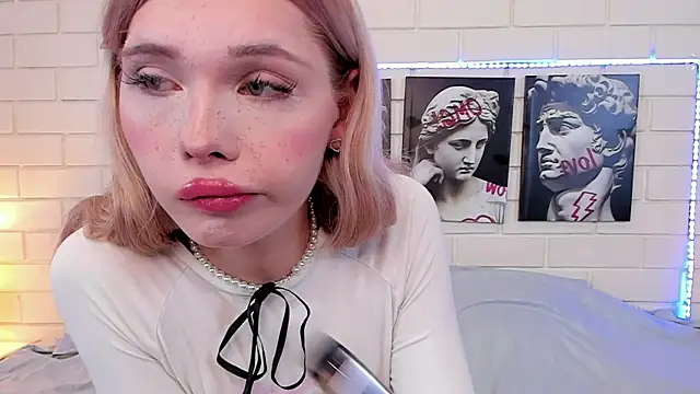 Snapshot of Blondy_Fina chatting on 09.16.25 Blondy Fina online show from 09.16.25