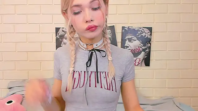 Snapshot of Blondy_Fina chatting on 10.19.25 Blondy Fina online show from 10.19.25