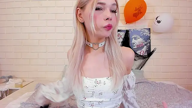 Snapshot of Blondy_Fina chatting on 11.06.25 Blondy Fina online show from 11.06.25