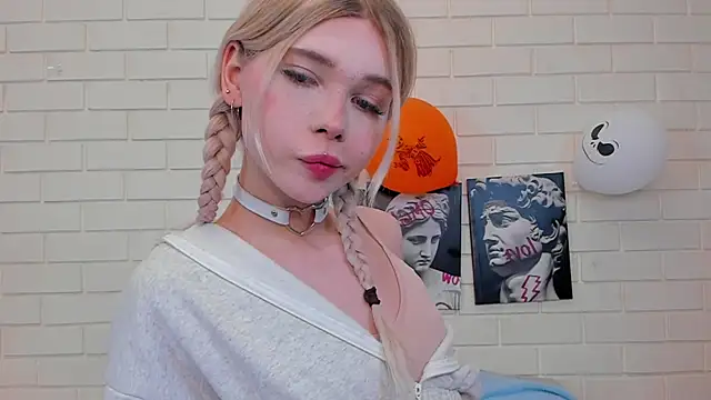 Snapshot of Blondy_Fina chatting on 11.13.25 Blondy Fina online show from 11.13.25