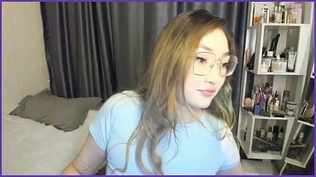 Snapshot of lyra_x chatting on 10.08.25 lyra x online show from 10.08.25