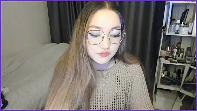 Snapshot of lyra_x chatting on 10.12.25 lyra x online show from 10.12.25