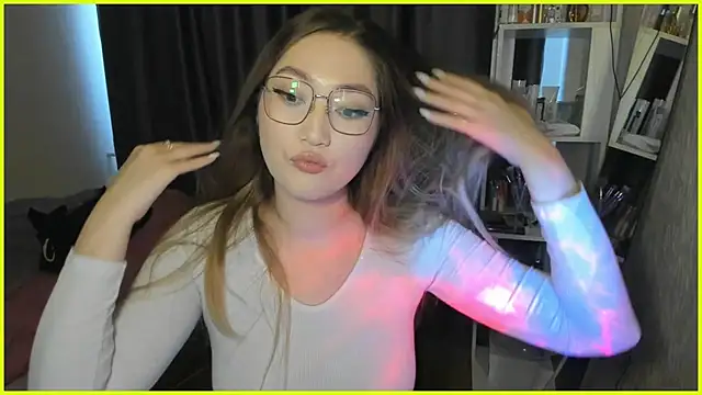 Snapshot of lyra_x chatting on 10.27.25 lyra x online show from 10.27.25