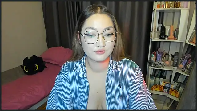 Snapshot of lyra_x chatting on 10.30.25 lyra x online show from 10.30.25