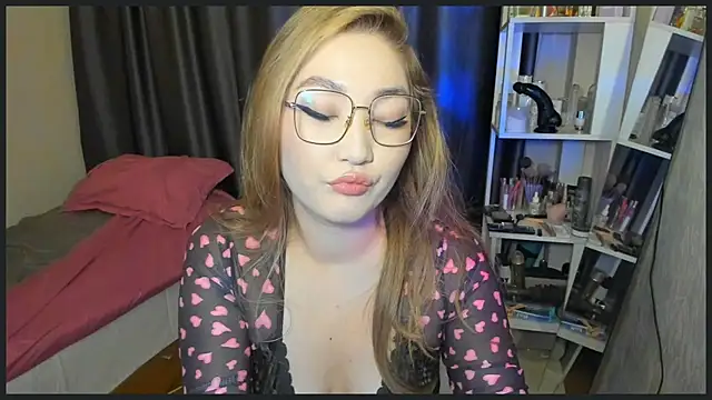 Snapshot of lyra_x chatting on 11.24.25 lyra x online show from 11.24.25