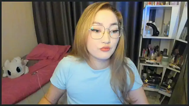 Snapshot of lyra_x chatting on 11.27.25 lyra x online show from 11.27.25