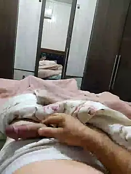 Snapshot of Gustavo198045 chatting on 11.17.25 Gustavo198045 online show from 11.17.25