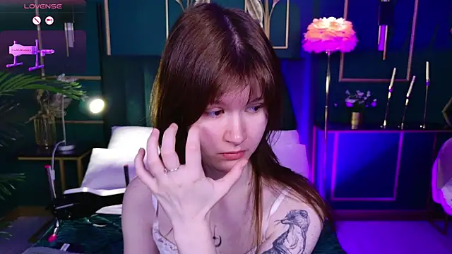 Snapshot of Aria_Vox chatting on 11.22.25 Aria Vox online show from 11.22.25