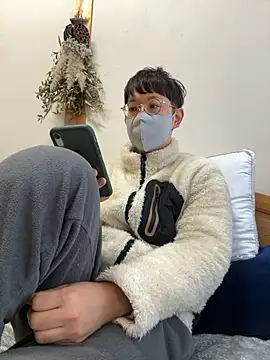 Snapshot of tom19899q chatting on 12.04.25 tom19899q online show from 12.04.25