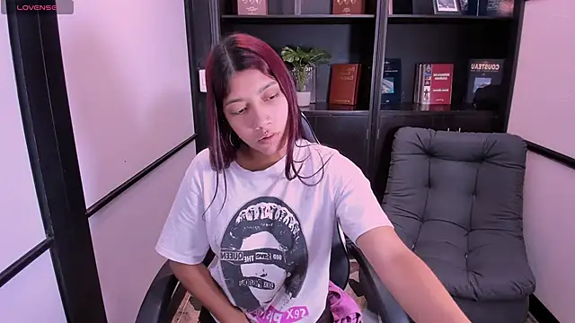 Snapshot of SharonQueen1 chatting on 11.21.25 SharonQueen1 online show from 11.21.25