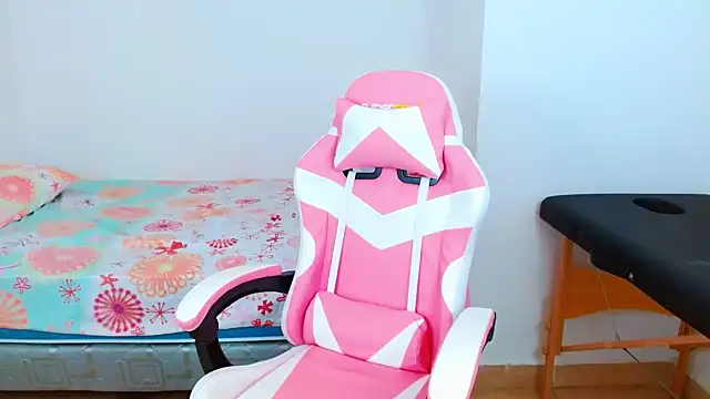 Snapshot of kamilla_evans chatting on 11.11.25 kamilla evans online show from 11.11.25