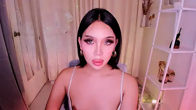 Snapshot of MS_LUNA chatting on 10.11.25 MS LUNA online show from 10.11.25