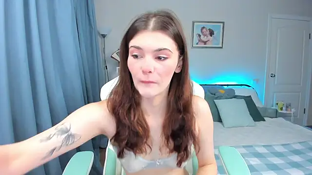 Zoe Vee online show from 10.04.25