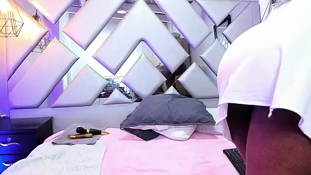 Lorenn Hill online show from 09.26.25