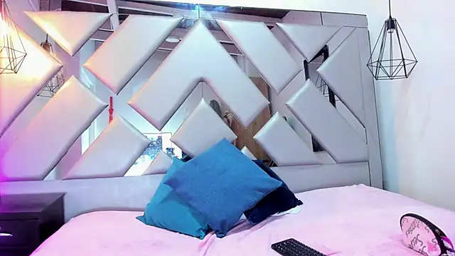 Lorenn Hill online show from 09.30.25