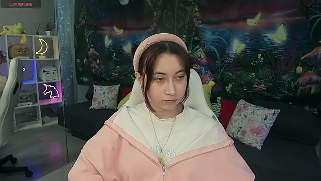 Snapshot of ClaraParks chatting on 02.04.26 ClaraParks online show from 02.04.26