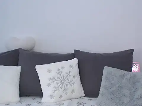 Snapshot of RoxanneLiss chatting on 12.14.25 RoxanneLiss online show from 12.14.25